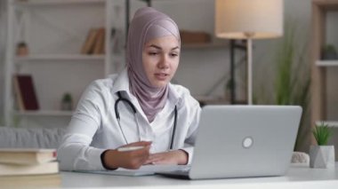 Video danışma çevrimiçi doktor kadın laptop çağrısı