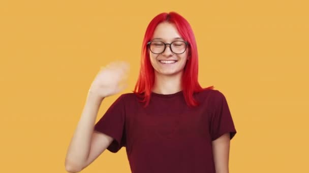 Pozdrav žena hi gesto ahoj salute epxression — Stock video