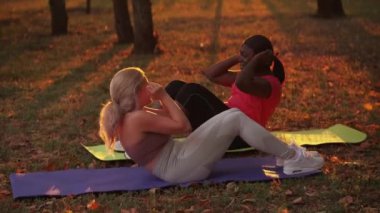 Spor grubu açık havada kadın antrenman parkı