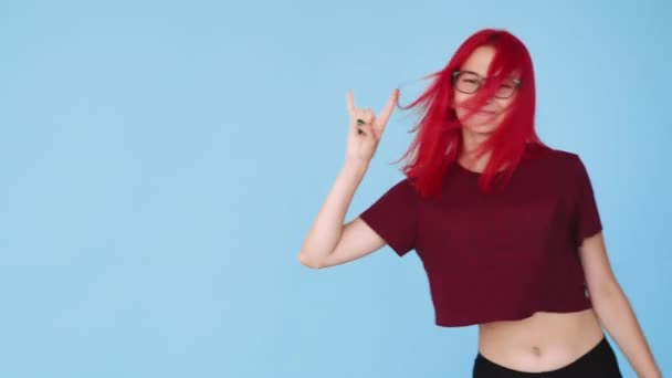 Rock gestus funky pige punk har det sjovt gif loop – Stock-video