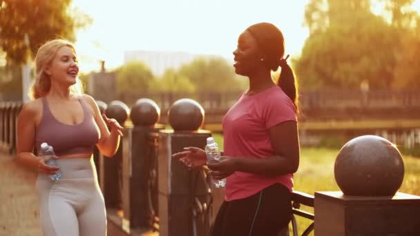 Exercitando ao ar livre fitness amigos mulheres cidade — Vídeo de Stock