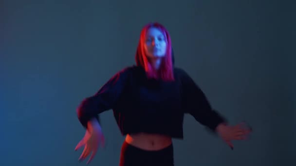 Hip hop dans gade mode kvinde neon lys – Stock-video
