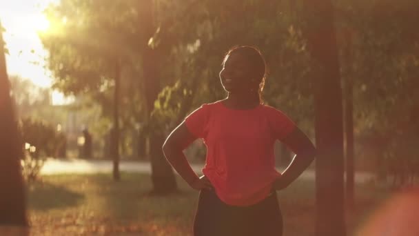 공원에서 건강 한 생활 습관을 유지하는 여성을 훈련 시킴 — 비디오