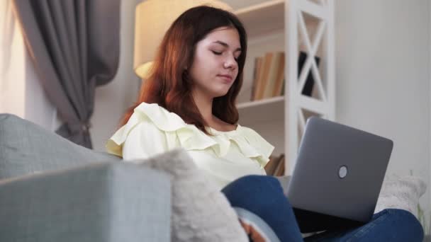 Ноутбук дозвілля віддалена робота онлайн жінка друкує додому — стокове відео