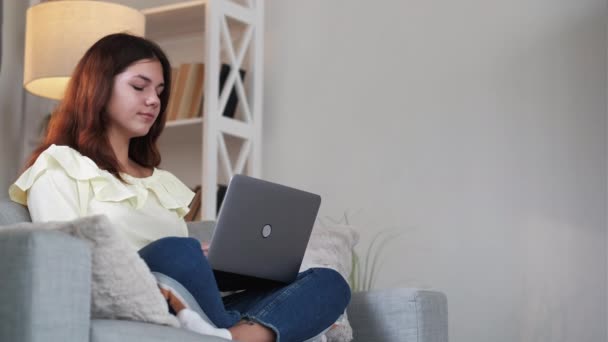 Internet lazer freelance estilo de vida mulher laptop — Vídeo de Stock