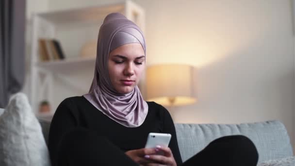 Telefon problem spam meddelande frustrerad kvinna hem — Stockvideo