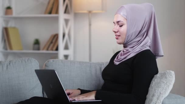 Wirtualne spotkanie webinar call kobieta laptop kanapa — Wideo stockowe