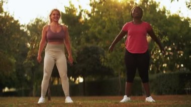 Spor yaparken parktaki spor yapan kadın antrenman yapıyor.