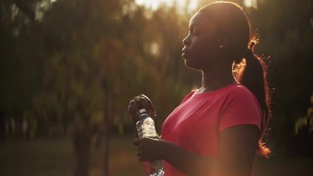 Refresco de água estilo de vida saudável mulher bebendo — Vídeo de Stock