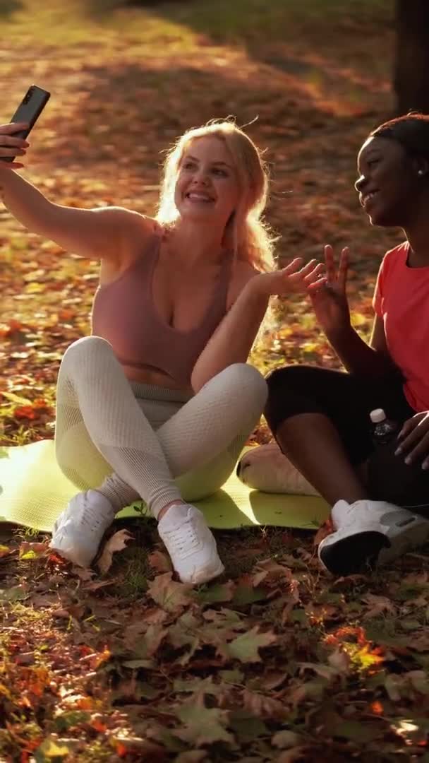 Outdoor-Selfie Freunde Freizeit Frauen telefonieren Park — Stockvideo