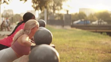 Birlikte spor yapıyoruz. Spor yapıyoruz. Kadınları çalıştırıyoruz.