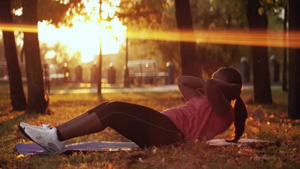 Sporten buiten park workout sportieve vrouw straat — Stockvideo