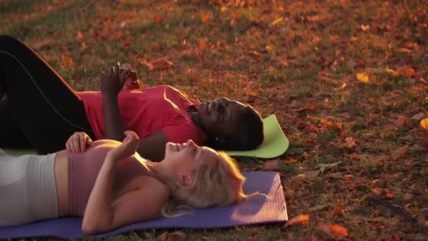 Gimnasio descanso entrenamiento descanso parque mujeres amigos yoga — Vídeo de stock