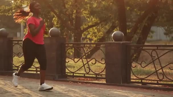 Ulice jogging sportovní aktivita žena běží park — Stock video