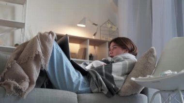 Hastalıklı kadın. Hasta kadın, iyileşme sürecinde.