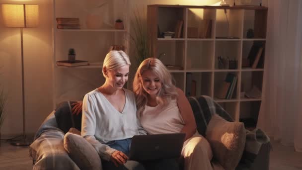 Mutlu aile toplantısı videoları izleyerek — Stok video