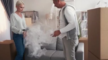 Üzüntülü çift yeni bir hayat hayal kırıklığı