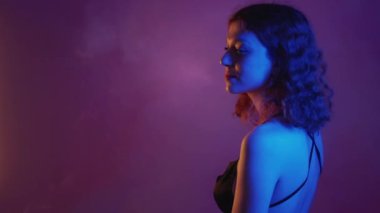 Zarif kadın neon reklamı 8 Mart akşamı