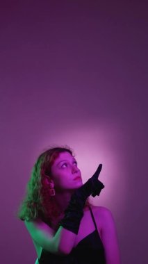 Yaklaşan olaylar parti planlama kadın neon ışığı