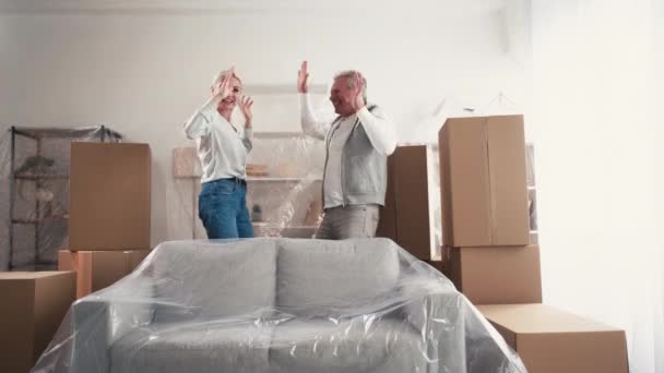 Új otthon izgatott pár költözés ház boldog — Stock videók
