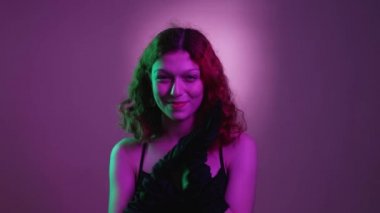 Şeytani plan sinsi kadın ellerini neon lambaya sürtüyor.