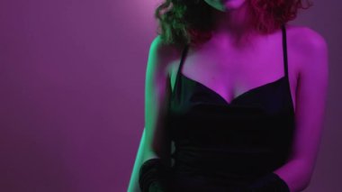 Randevu reddedilme cazibesi büyüleyici kadın neon ışığı