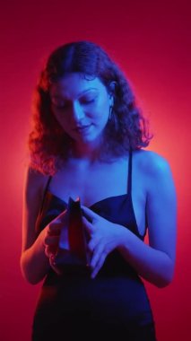 Sevgililer günü sürpriz bayram hediyesi neon kadın