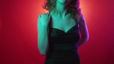 Sevgililer günü hediyesi. Romantik hediye. Neon ışığı.