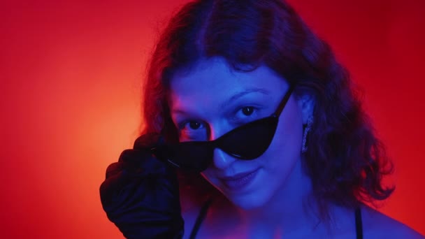 Divatos napszemüveg szemüveg divat nő neon fény — Stock videók
