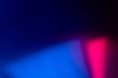 Bulanık neon renkli ışık mavi kırmızı koyu renkte.