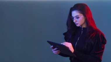 İnternet taraması dijital ağ kadını neon ışığı