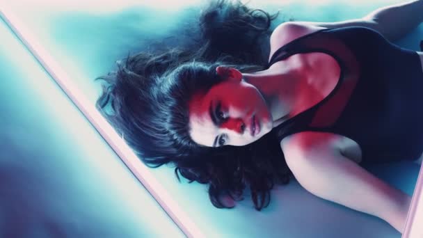 Neon ışıklı güzellik estetik kozmetik kadın — Stok video