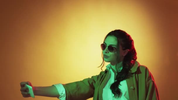 Neon ışığı selfie fütüristik teknoloji kadın hücresi — Stok video