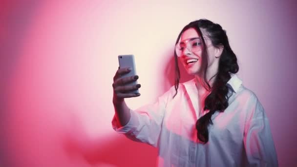 Neon luce selfie tecnologia futuristica donna cellulare — Video Stock
