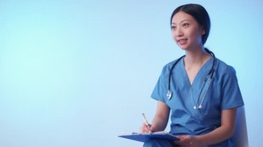 Doktor danışma kliniği randevusu mutlu kadın