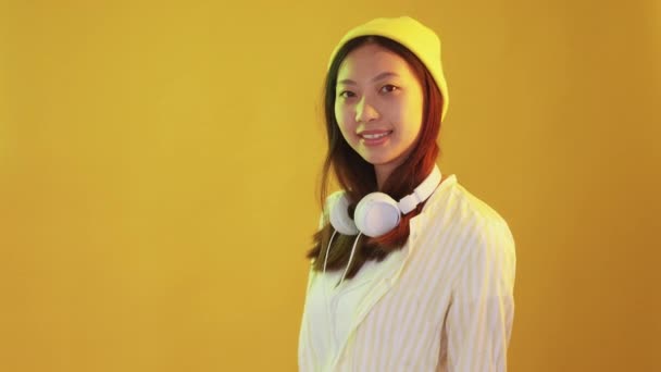 Chica hipster 90s retrato auriculares de estilo urbano — Vídeo de stock