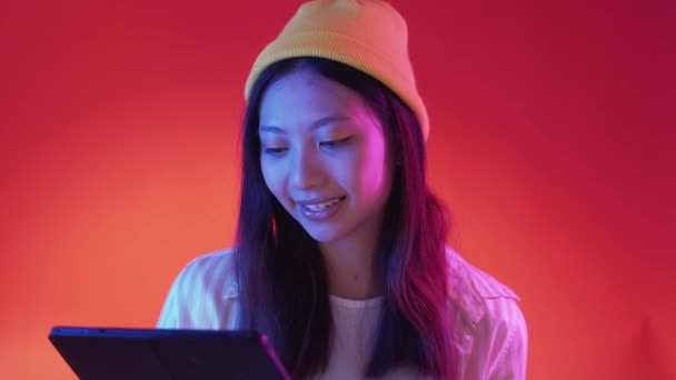 Gadget internet online ψυχαγωγία γυναίκα νέον — Αρχείο Βίντεο