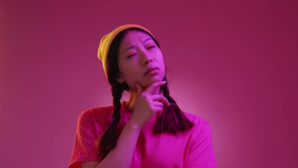 Decisione di fare donna pensosa scegliendo luce al neon — Video Stock