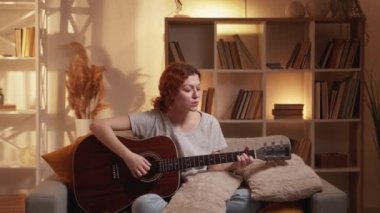 Gitar çalan müzisyen boş kadın kanepe evi