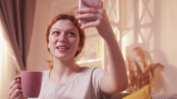 Telefon wideo połączenie online komunikacja kobieta w domu — Wideo stockowe