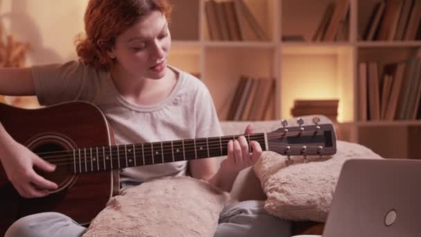 Professeur de guitare en ligne classe de musique femme ordinateur portable — Video