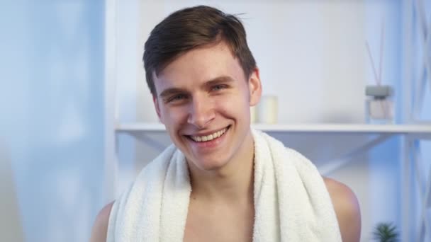 Zubní péče ranní hygiena šťastný muž koupelna — Stock video