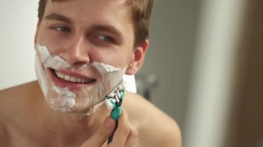 tıraş edici erkek yüz bakımı jileti derisi banyosu