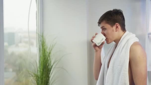 Mattina caffè nuovo giorno felice uomo tazza home window — Video Stock