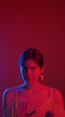 Reddeden kadın, kırmızı neon ışığı taciz etmeyi bırak.