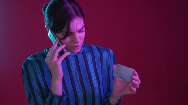 Banka dolandırıcılığı ödeme sorunu kredi kartı kadın neon — Stok video