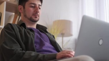 Çalışan programcı. yazılım hatası adam dizüstü bilgisayar evi