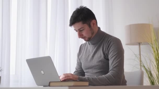 Ofis işi dizüstü bilgisayar araştırması ciddi erkek işyeri — Stok video