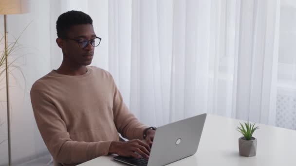 Trabajo remoto casa oficina feliz hombre portátil lugar de trabajo — Vídeo de stock