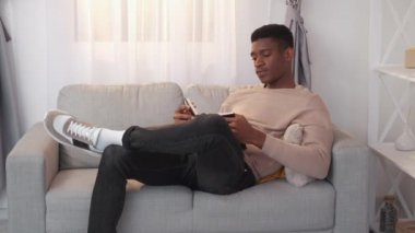 Gadget bağımlılığı Sıkıcı kitap Tembel Adam ev telefonu